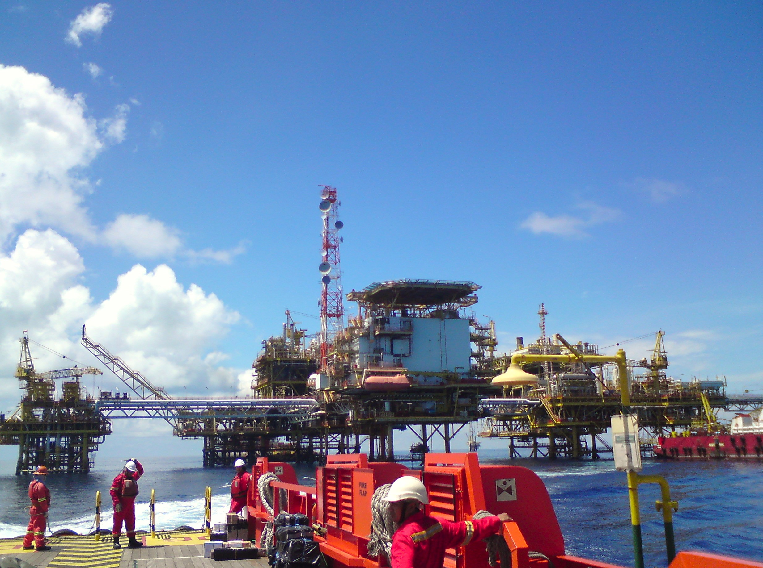 Transporting offshore facility